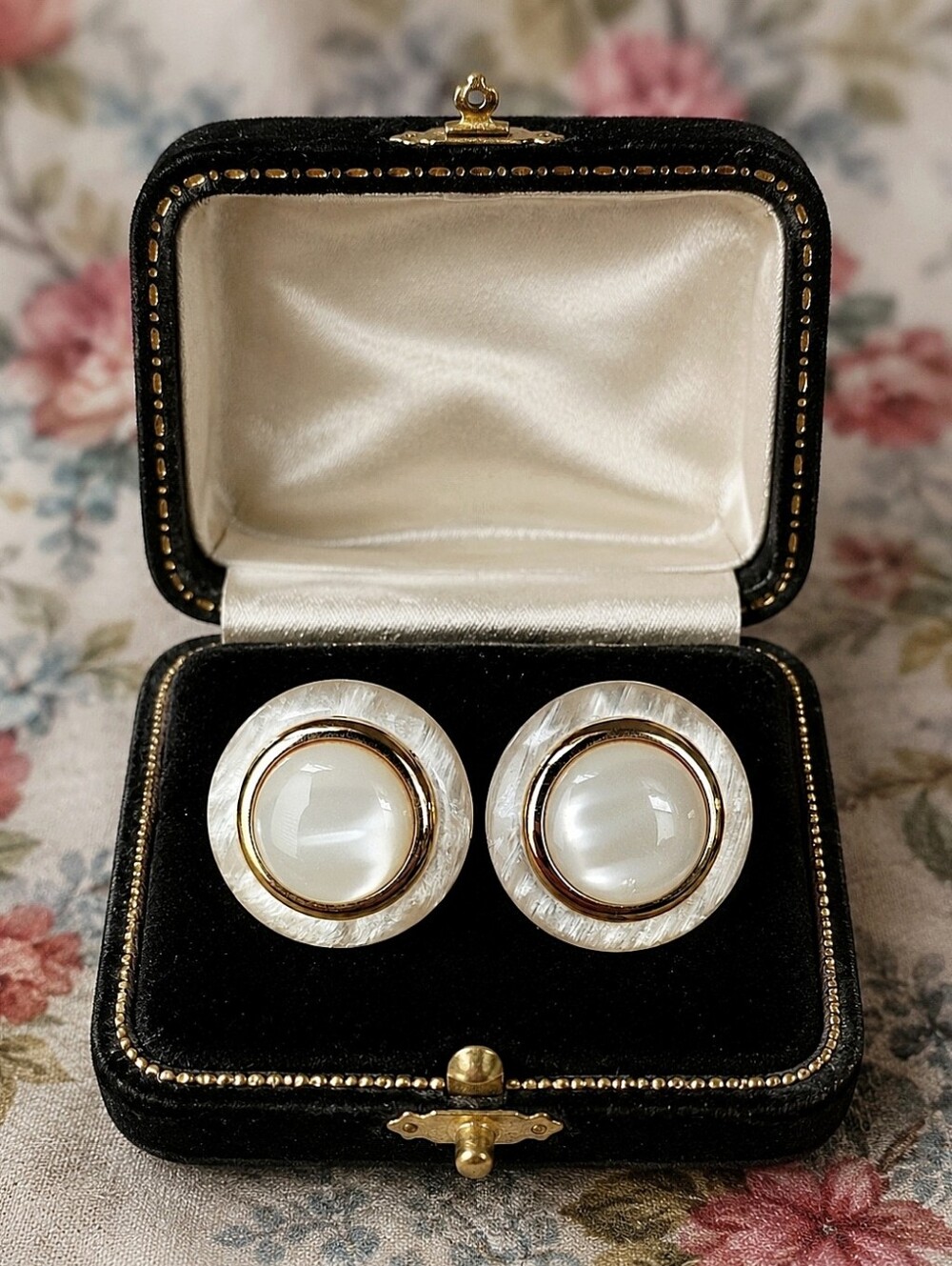 Lucite Cream Swirl Plastic Acrylic Pierced Earrings Gold Tone Trim Shell Looking